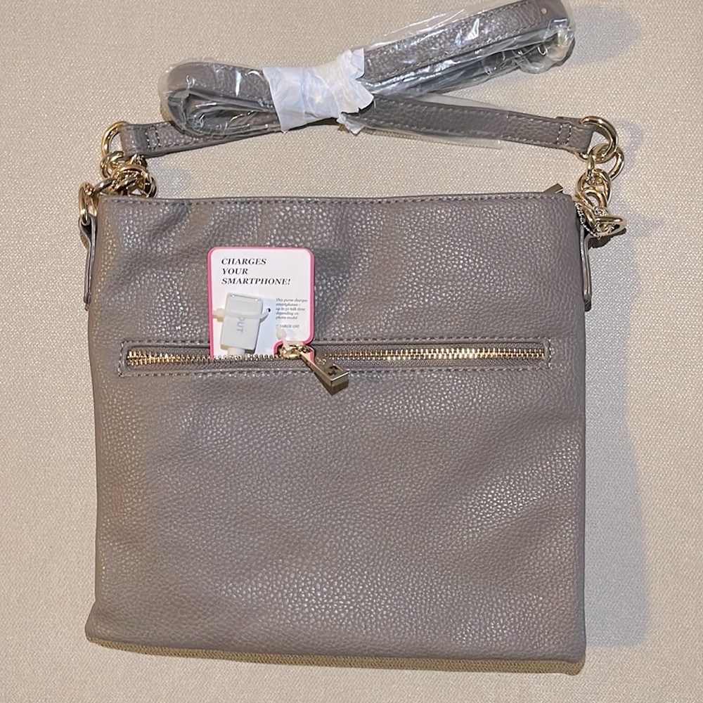 Chic Buds crossbody purse w/ smartphone charger